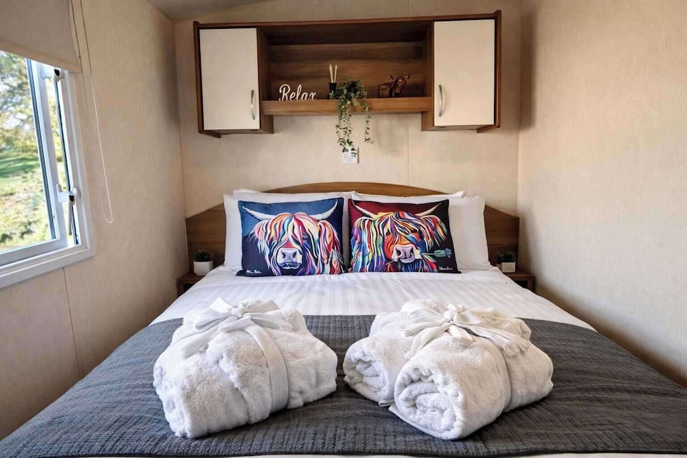 Cabin- Sleeps 8- Hot Tub, Free Parking, Wifi, Pets