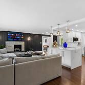 Casa 22 Luxury Modern 3BD 2BA Home in Skokie