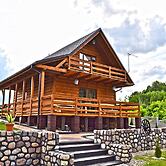Large House With Private Garden, Right on the Lake