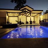 #1 New & Modern 2 bed Suite With Shared Pool