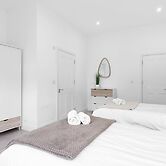 Modern 4 Bedroom Apartment in London with Parking + Garden