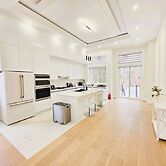 Luxury 4 Bedroom Home Near Downtown With Free Parking