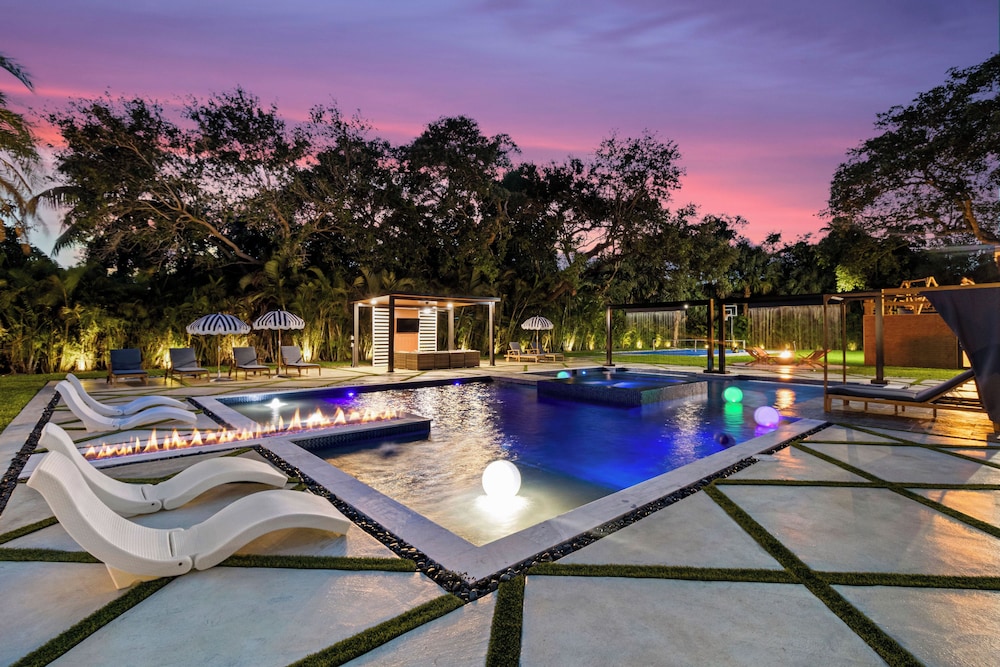Epic Treehouse Villa - Pool • Pickleball