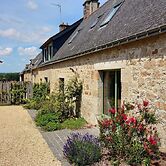 Neulliac Family Cottage With Pool