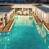 2 Luxury Villas Pickleball Court, Pool, Putting Green Bravo by Avantst