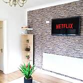 Elegant 5-bedroom Home- Fast Wifi, Free Parking & Netflix
