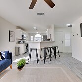 Walk to Mckinney Square! Couples Retreat w/ Yard