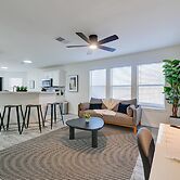 < 1 Mi to Historic Mckinney: Modern Duplex w/ Yard