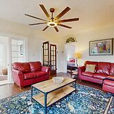 Spanish Style Home With Lake View, Fire pit and Wifi