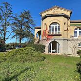 Magnificent Family Villa Near the Ceze River