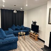 2 Bed House - Sleeps 4 - Garden - Parking - Wifi