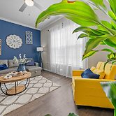 Stylish 2BR 2BA w Pool Gym Near Airport 3