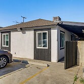 Cozy & Convenient Condo in Compton, Pets Welcome!