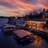 Sleeps 26 Lakefront w/ Private Dock & Dance Floor!