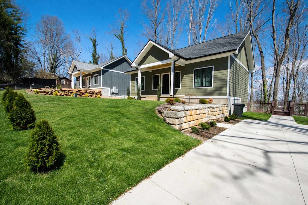 Modern Upper Retreat w Free Tix Deck 2 Suites