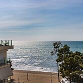 Beachfront Apartment With Pool Access