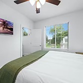 Oaks Cottages Modern 2BR Retreat
