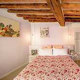 LA CASA DEL VINO-THE WINE HOUSE