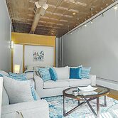 Stylish Downtown Loft: Rooftop Patio + 2 King Beds