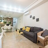 Enjoy Life in our Apartment. Wifi & Parking