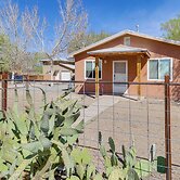 2 Mi to Old Town Abq! Cozy Desert Retreat