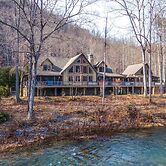 'serenity on the River' Luxe Lewisburg Cabin!