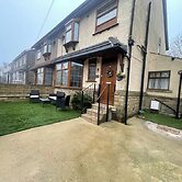 House Sleeps 9 With Garden and Parking