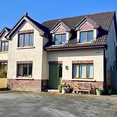 4 Bed House - Sleeps 8 - Pets - Parking - Wifi