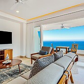 Stunning 7th-floor Condo With Outdoor Pool, hot tub & bay Views
