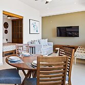 Modern Condo With Infinity Pool, Wifi, Plunge spa & Ocean-view Balcony