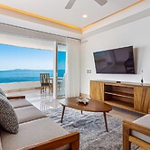 Luxurious 6th-floor Condo With Pool, Oceanfront Balcony & Water View