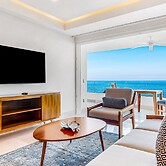 Fantastic Oceanfront Apartment With Balcony, Pool & Central AC