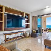 Cozy Beachfront Apartment With Stunning Ocean Views and Resort Ameniti