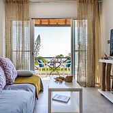 Seawaves 1- BR Apt. by Meneou Beach