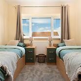Modern 3BR Manchester Stay With Parking Wifi