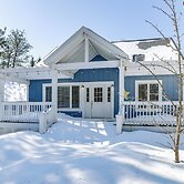 Family Escape in Crystal Mtn Resort! 13 Mi to Lake