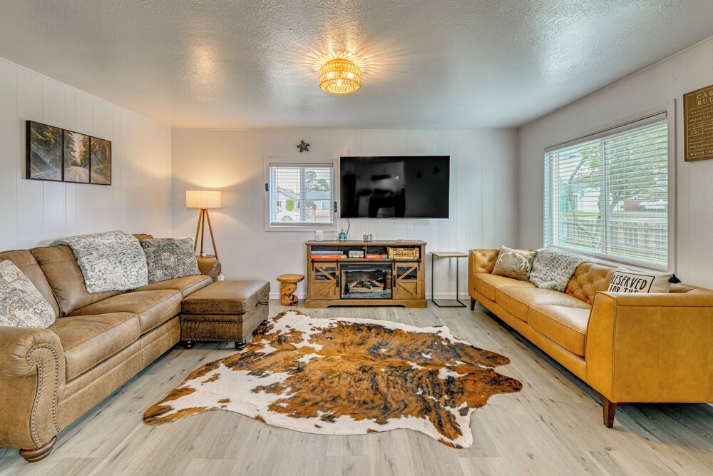 Near Ocean & Redwood National Park! Home w/ Yard