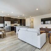 5 Mi to Water Street District! Modern Townhome