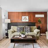 The Jasmine House - Cute & Centrally Located 2 Bedroom Home