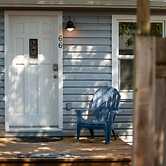Blue Bungalow - Close To Downtown & Autzen 2 Bedroom Home