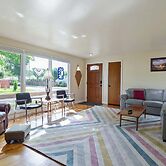 Mellow Yellow - 7 Minutes To Uo & 4 Minutes To Downtown 3 Bedroom Home