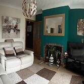 House - Sleeps 4 - Garden - on Street Parking