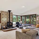 Magic Tree House by Avantstay Fire Pit + Deck + Movie Room Walk to the