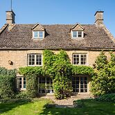 Cottage Sleeps 6 With Parking and Garden