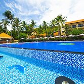 Hon Rom Central Beach Resort