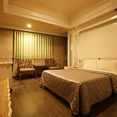 Taoyuan Hua Yue Hotel