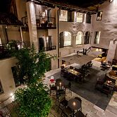 Uve Rooms & Wine Bar