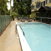 Pineapple Court Hotel