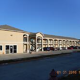 Crossroads Inn & Suites