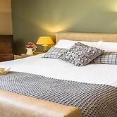 The Lounge Hotel and Bar